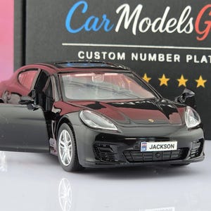 パーソナライズされたポルシェ パナメーラのおもちゃの車：カスタムナンバープレート付きギフト