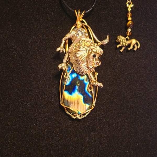 Collier lion réalisé avec une labradorite, pendentif lion pierre naturelle, pendentif signe astrologique lion, bijou zodiaque lion, unique