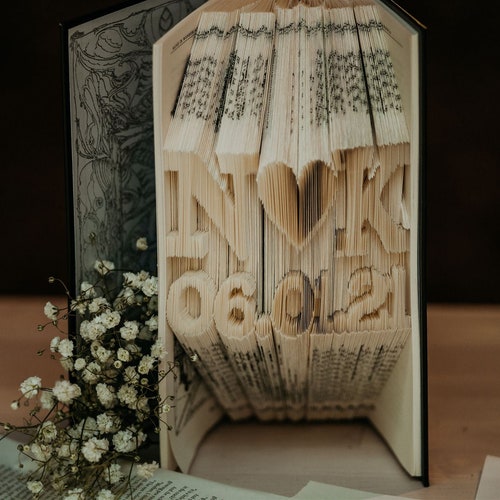 Livre d'art plié personnalisé|| Initiales et date du couple||Décoration d'intérieur de mariage||Cadeau unique pour amateurs de livres et lecteurs||Cadeau de mariée||Saint-Valentin