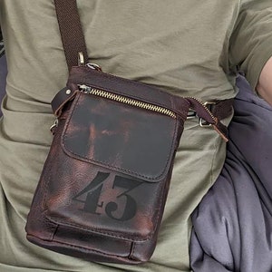 Sac banane pour homme en cuir gravé, sac à bandoulière pour homme, sac à bandoulière rétro, sac poitrine pour homme avec nom, sac pour téléphone portable, sac de voyage messager