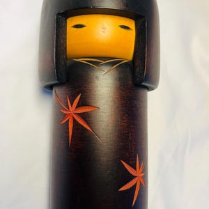 Traditionelles japanisches Kokeshi – Ahornblatt-Design (Holz, 20 cm)