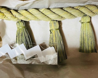 Shimenawa, 90 cm großer japanischer Schrein, handgefertigt, trennt einen heiligen Ort von anderen unreinen Orten. Enthält 10 Papierdekorationen.