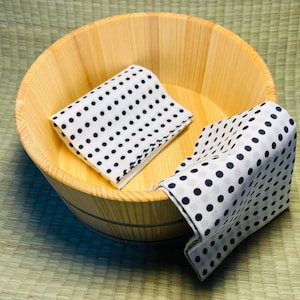 Japanese Hinoki Wood Bath Bucket with Traditional Cotton Tenugui Towel – Handmade Onsen-Style Yu Oke for Spa, Bath & Gift