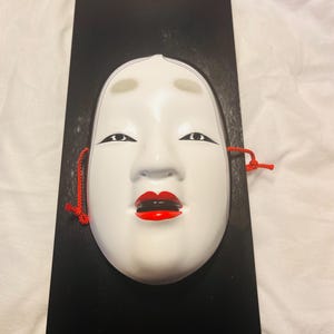 Masume-Noh-Maske – Traditionelle japanische Theaterkunst, Keramik-Wandfigur, 40 x 15 cm, handgefertigt in Japan