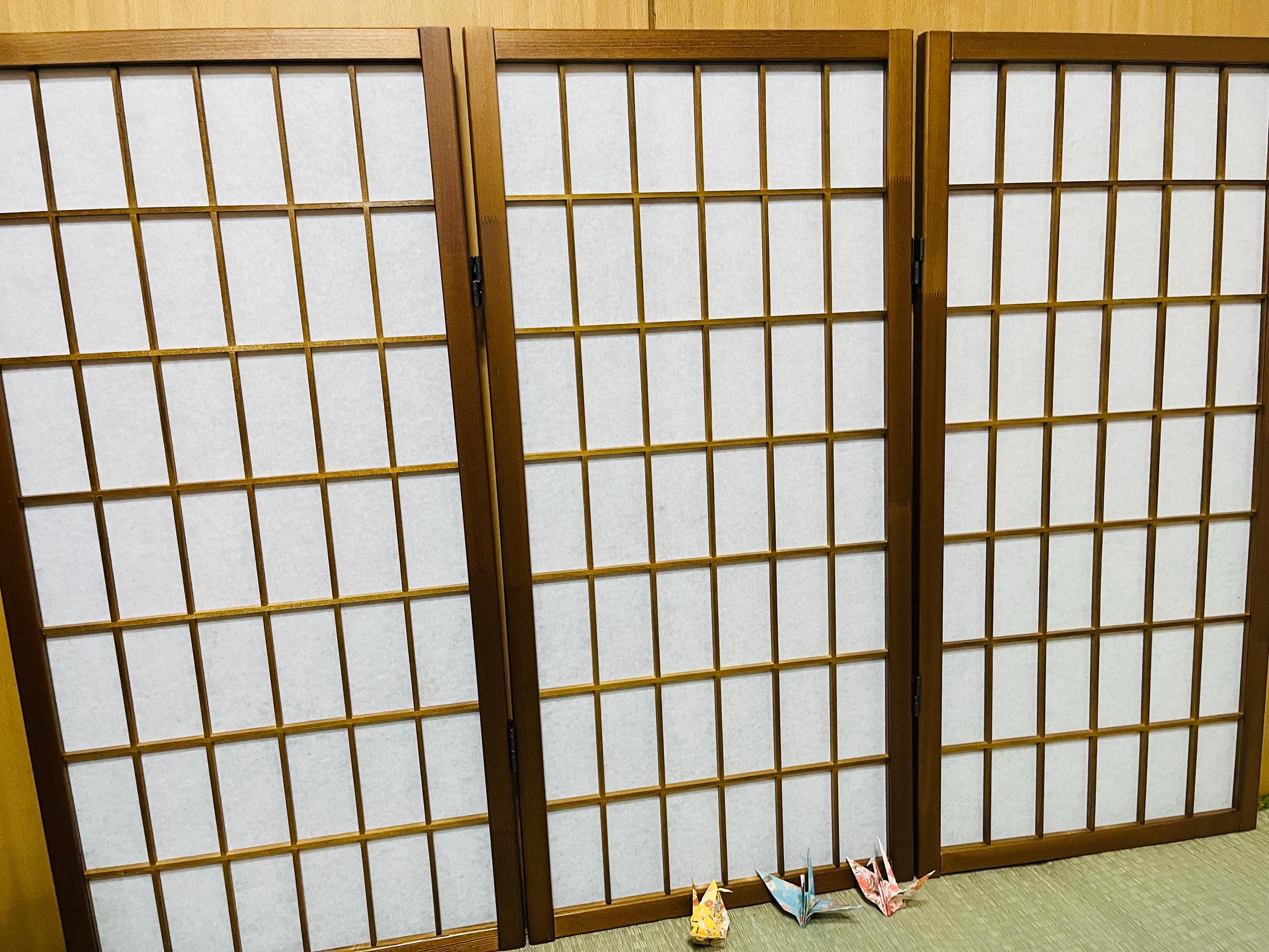 Modernes japanisches Shoji-Bildschirmset (3 Paneele)/KOSTENLOSER Bericht inklusive „Die Kunst von Licht und Schatten“ von Yoshiwara Shop