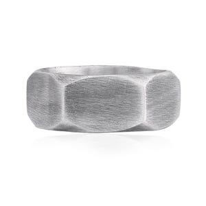 Könnte beinhalten: Ein silberner Ring mit sechseckiger Form. Der Ring hat eine gebürstete Oberfläche.