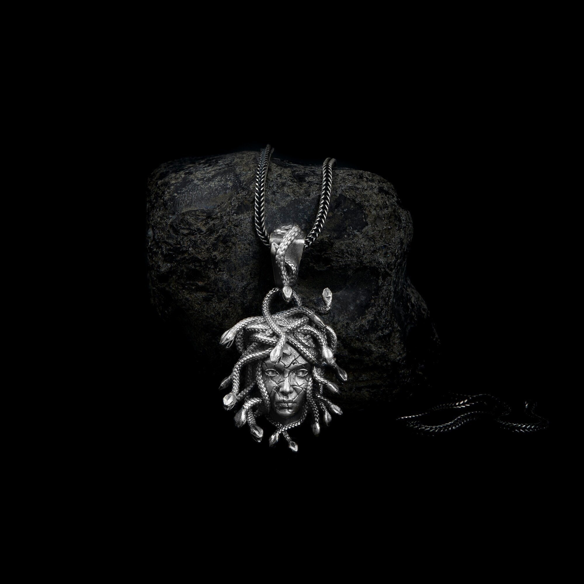 【VERSACE】 Medusa pendant necklace Versace Medusa head pendant necklace gold-tone