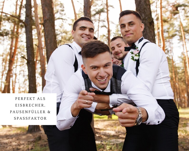 Puede incluir: Un grupo de hombres con camisas blancas y pantalones negros posan para una foto en un bosque. Un hombre est&aacute; siendo sostenido por otros dos hombres, mientras que el hombre que est&aacute; siendo sostenido apunta a la c&aacute;mara y sonr&iacute;e. El texto "PERFEKT ALS EISBRECHER. PAUSENF&Uuml;LLER & SPASSFAKTOR" es visible en la imagen.