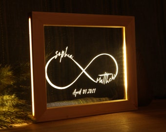 Luz de noche personalizada con forma de infinito y nombre. Regalo romántico para parejas, compromiso, boda y aniversario.
