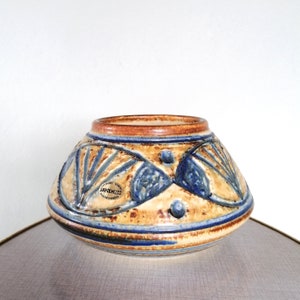 Könnte beinhalten: Eine braune und blaue Keramikvase mit geometrischem Muster. Die Vase hat einen runden Boden und eine breite Öffnung. Die Vase ist mit dem Text "Soholm Denmark" gekennzeichnet.