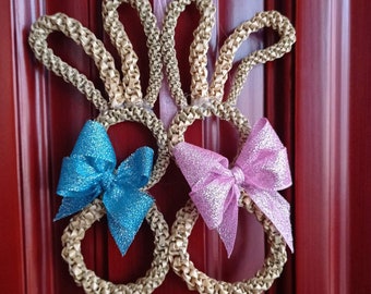 Corona de conejito: Colgante de puerta de Pascua de paja con lazo de brocado. Decoración festiva natural.