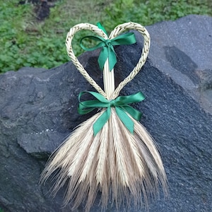 Ornamento natalizio a forma di cuore di paglia: decorazione rustica in stile folk scandinavo. Decorazione da parete. Decorazione da tavolo.