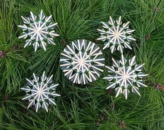 Stroh Sterne, 5er Set handgemachte, grüne Schneeflocken, schwedisches Weihnachtsdekor, natürliches Design Fenster Ornament, Hängefigur, Weihnachtsgeschenk.