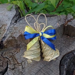 Sinos de Natal. Sino de feriado ucraniano. Enfeite de palha. Bandeira azul-amarela. Boneca de milho. Presente de inauguração. Decoração natural para pendurar.