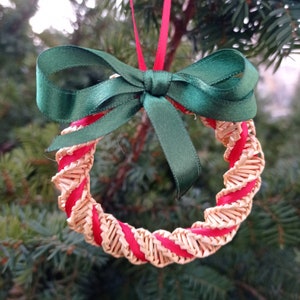 Mini couronne de Noël. Décoration de vacances scandinave. Ornement de paille. Décoration d&#39;arbre de Noël. Cadeau respectueux de l&#39;environnement.