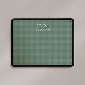 Puede incluir: Una tableta con un fondo de pantalla de cuadros verdes y blancos. La hora es 10:24 y la fecha es martes 13 de septiembre.