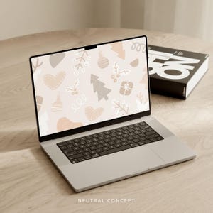 Pode incluir: Um computador portátil com um fundo branco e um padrão de ilustrações de Natal em tons de marrom e rosa. As ilustrações incluem corações, estrelas, ornamentos e uma árvore de Natal.