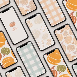 Puede incluir: Un conjunto de diez fondos de pantalla para teléfono con una paleta de colores neutros y varios diseños otoñales. Los diseños incluyen calabazas, patrones de cuadros y hojas. Un fondo de pantalla presenta el texto "Hello Pumpkin".