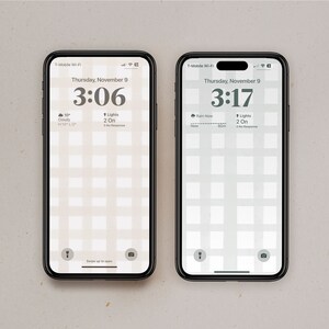 Könnte beinhalten: Zwei Smartphones mit schwarzen Rahmen, die Sperrbildschirme anzeigen. Die Bildschirme zeigen Uhrzeit, Datum, Wetter und WLAN-Status an. Der Hintergrund zeigt ein beige-weißes Karomuster. Ein Bildschirm zeigt 3:06, der andere 3:17.