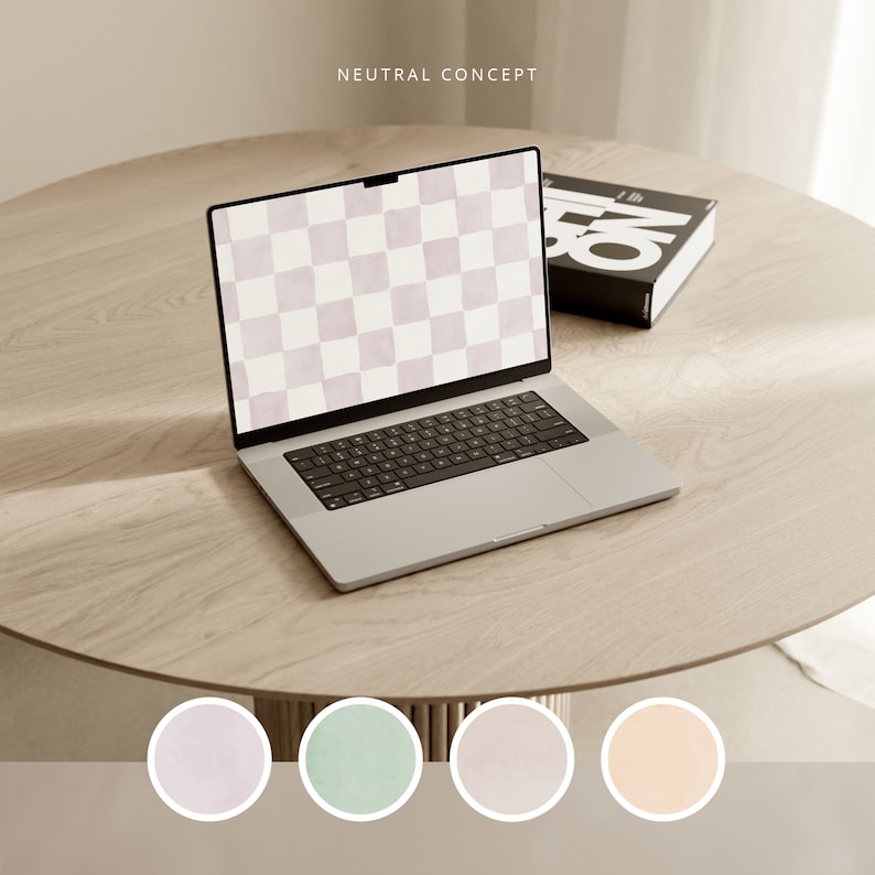 Op de afbeelding: Een laptop met een geruit patroon op het scherm staat op een lichte houten tafel. De laptop is open en het toetsenbord is zichtbaar. Een boek ligt rechts van de laptop op de tafel. De afbeelding bevat een kleurenpalet van lichtpaars, lichtgroen, lichtroze en lichtoranje.