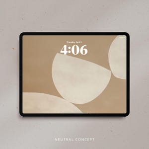 Può includere: Uno schermo di tablet che mostra un orologio digitale con l'ora 4:06 e la data giovedì 3 aprile. Lo sfondo è beige con cerchi bianchi sovrapposti.