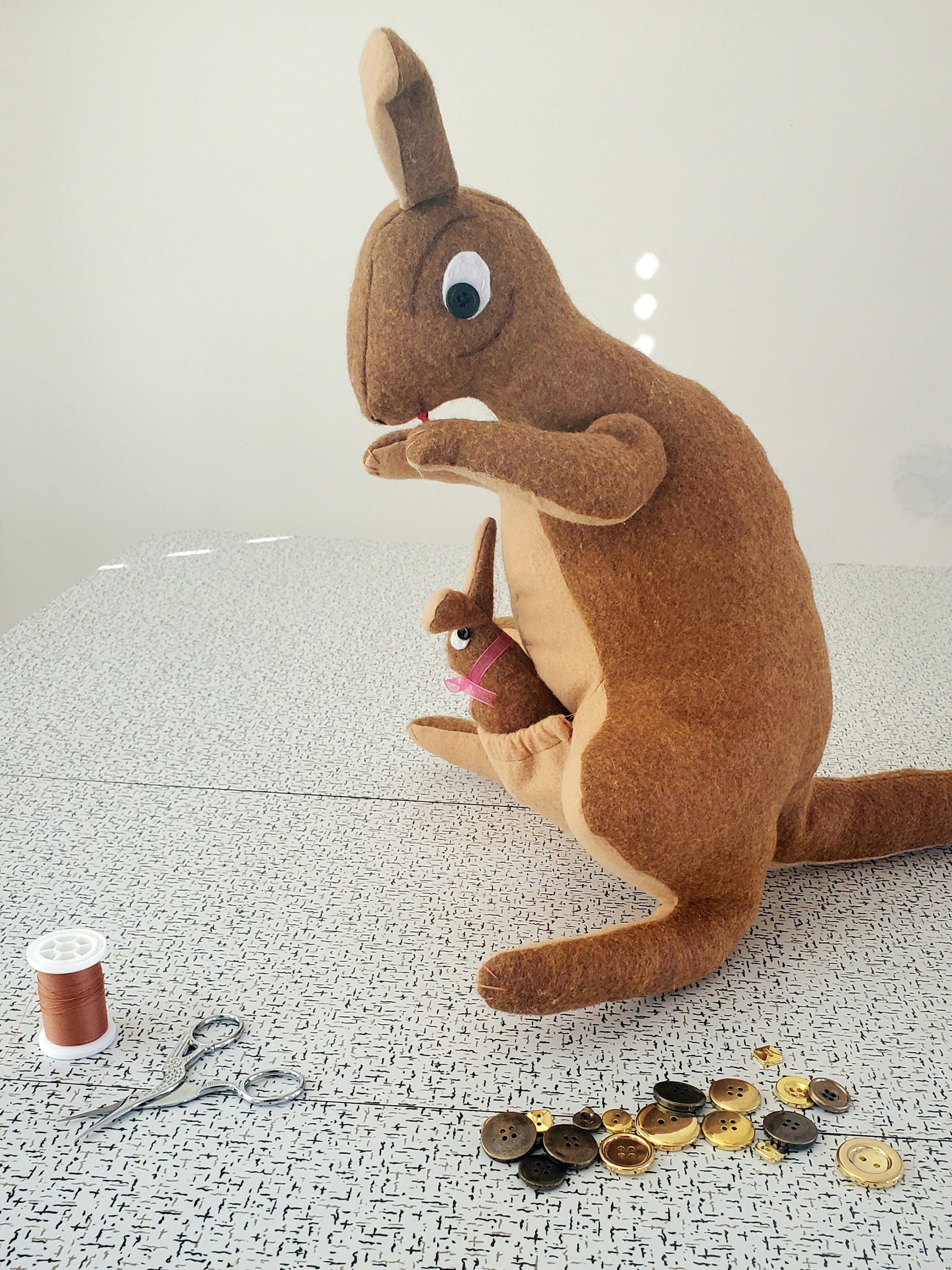 Kuscheliges Känguru Plüsch Mit Baby (32 Cm) – Ultraweiches Stofftier – Gestickte Augen – Für Kinder & Kleinkinder – Als Spielgefährte, Deko Oder Geschenk – Hellgrau – Sicher Für Alle Altersstufen Kuscheliges Känguru Plüsch Mit Baby (32 Cm) – Ultraweiches Stofftier – Gestickte Augen – Für Kinder & Kleinkinder – Als Spielgefährte, Deko Oder Geschenk – Hellgrau – Sicher Für Alle Altersstufen