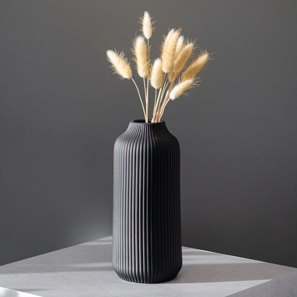 Keramik Vase mit Rillen in Schwarz Matt - moderne Vase für Pampasgras frische Blumen Trockenblumen, Boho Deko Wohnungsdeko für Fensterbank