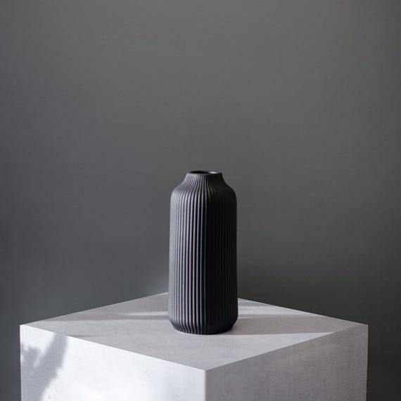 Keramik Vase mit Rillen in Matt Schwarz - moderne Vase für Pampasgras frische Blumen Trockenblumen, Boho Deko Wohnungsdeko für Fensterbank