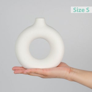 Keramik Donut Vase Beige Handmade Runde Vase als Moderne Deko im Nordic Style, Boho Vase Matt auch für Trockenblumen Bild 3
