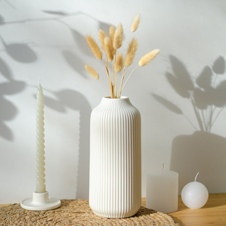 Keramik Vase mit Rillen in Weiß Matt moderne Vase Deko für Pampasgras frische Blumen Trockenblumen, Boho Deko Wohnungsdeko für Fensterbank Bild 3