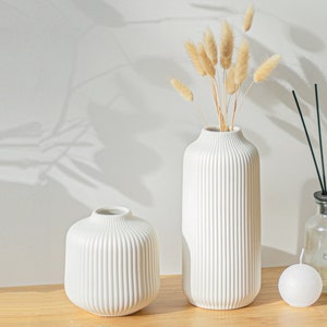 Keramik Vase mit Rillen in Weiß Matt moderne Vase Deko für Pampasgras frische Blumen Trockenblumen, Boho Deko Wohnungsdeko für Fensterbank Bild 4