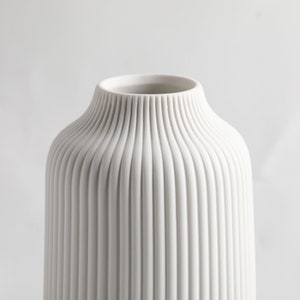 Keramik Vase mit Rillen in Weiß Matt moderne Vase Deko für Pampasgras frische Blumen Trockenblumen, Boho Deko Wohnungsdeko für Fensterbank Bild 9
