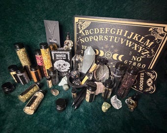 Op de afbeelding: Een verzameling occulte items, waaronder een Ouija-bord, glazen potten gevuld met kruiden, kristallen en andere rituele gereedschappen, gerangschikt op een donkergroen oppervlak. De items zijn gerangschikt om een mystieke esthetiek te creëren.