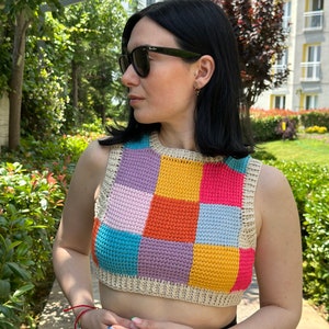 Crop top motif inspiré de la nature fait à la main multicolore, gilet rétro, gilet motif, femme tunisienne crochet patchwork coloré crop-top, haut arc-en-ciel image 7