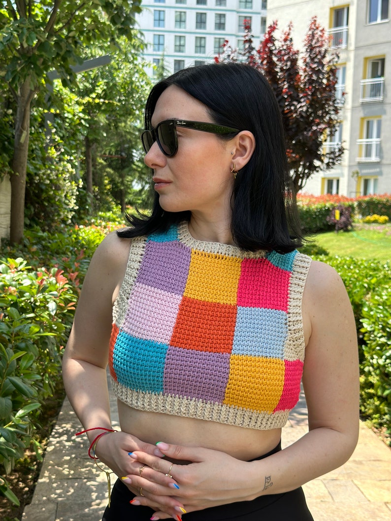 Crop top motif inspiré de la nature fait à la main multicolore, gilet rétro, gilet motif, femme tunisienne crochet patchwork coloré crop-top, haut arc-en-ciel image 7