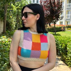 Crop top motif inspiré de la nature fait à la main multicolore, gilet rétro, gilet motif, femme tunisienne crochet patchwork coloré crop-top, haut arc-en-ciel image 3