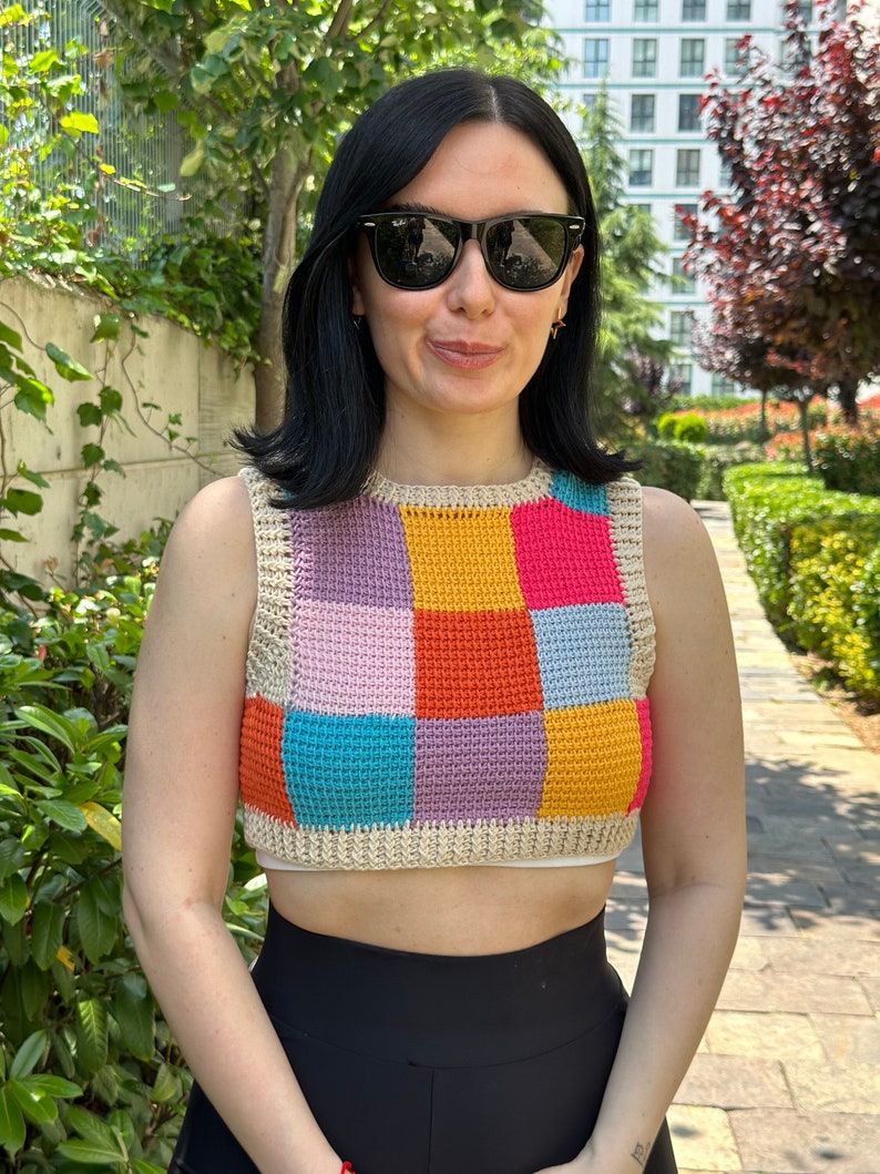 Crop top motif inspiré de la nature fait à la main multicolore, gilet rétro, gilet motif, femme tunisienne crochet patchwork coloré crop-top, haut arc-en-ciel image 1