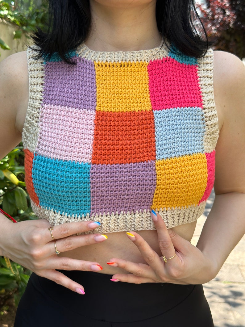 Crop top motif inspiré de la nature fait à la main multicolore, gilet rétro, gilet motif, femme tunisienne crochet patchwork coloré crop-top, haut arc-en-ciel image 9