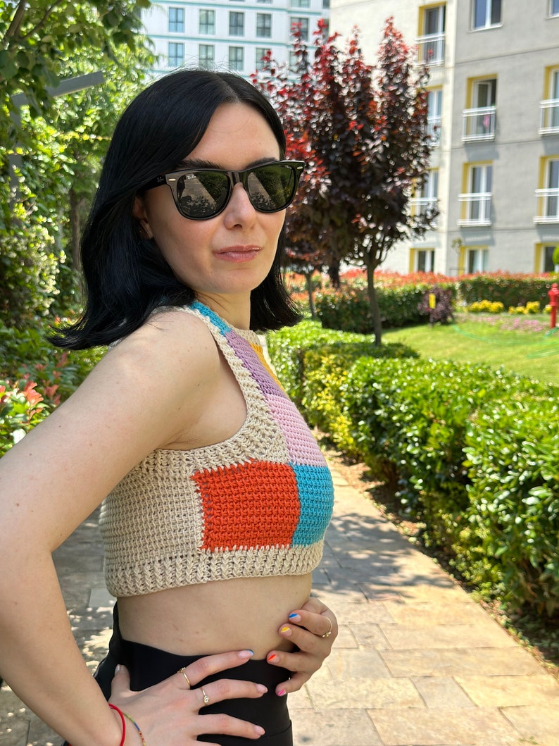 Crop top motif inspiré de la nature fait à la main multicolore, gilet rétro, gilet motif, femme tunisienne crochet patchwork coloré crop-top, haut arc-en-ciel image 4