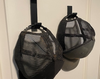 1 o 2 perchas para sombreros.