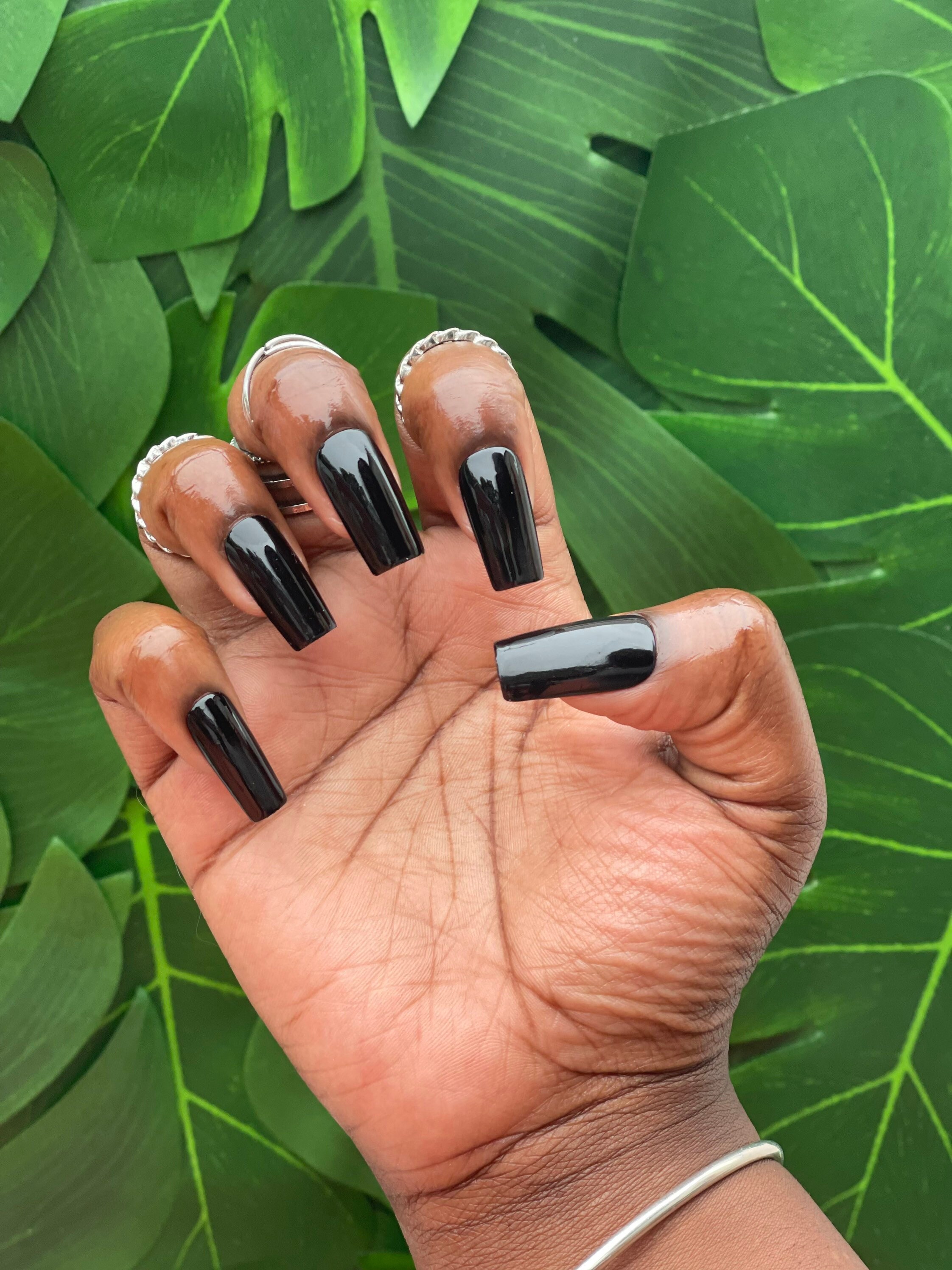 Short black acrylic nails deals