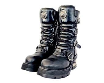 EU 39 / UK 6 New Rock Boots - Black Buckled Leather Design with Small Chunky Metal Heels