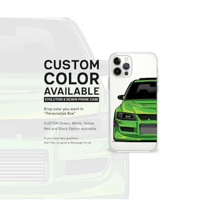 Puede incluir: Una funda transparente para teléfono con una ilustración de un coche verde. La funda es para un iPhone con una protuberancia de cámara. El texto en la funda dice "CUSTOM COLOR AVAILABLE EVOLUTION 8 DEMON PHONE CASE Drop color you want in "Personalize Box" CUSTOM Green, White, Yellow, Red and Black Option available. If you have any question feel free to send a Message to Us."