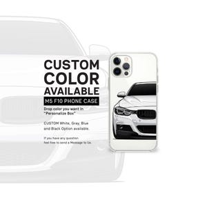 Op de afbeelding: Een doorzichtige telefoonhoes met een wit auto-ontwerp. De hoes heeft een zwart-wit afbeelding van een auto. De tekst op de afbeelding luidt "CUSTOM COLOR AVAILABLE M5 F10 PHONE CASE". De beschikbare kleuren zijn wit, grijs, blauw en zwart.