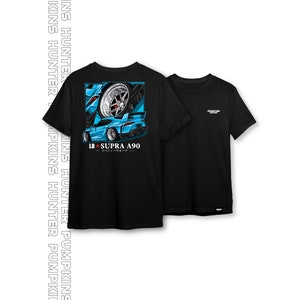 Może przedstawiać: Czarny T-shirt z niebiesko-białym nadrukiem samochodu z tyłu. Samochód ma napis "LB*SUPRA A90" i "リバティーウォーク".