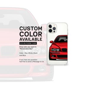 Op de afbeelding: Een telefoonhoesje met een aangepaste kleuroptie. De hoes heeft een rode BMW E39 M5. De tekst op de hoes luidt "CUSTOM COLOR AVAILABLE E39 M5 PHONE CASE".