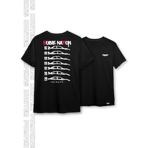 Puede incluir: Camiseta negra con un gráfico blanco de una silueta de Subaru Impreza y el texto "SUBIE NATION" en la espalda. La parte delantera de la camiseta tiene un pequeño logotipo.