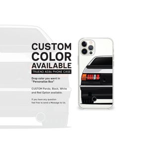 Może przedstawiać: Przezroczyste etui na telefon z czarno-białym wzorem samochodu. Na etui widnieje napis "CUSTOM COLOR AVAILABLE" i "TRUENO AE86 PHONE CASE". Dostępne kolory to Panda, Czarny, Biały i Czerwony.