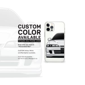 Puede incluir: Funda de teléfono transparente con un gráfico de coche Integra DC2 blanco. El texto "CUSTOM COLOR AVAILABLE" se muestra encima de la imagen del coche. El texto también indica que hay opciones amarillas, blancas y rojas disponibles.