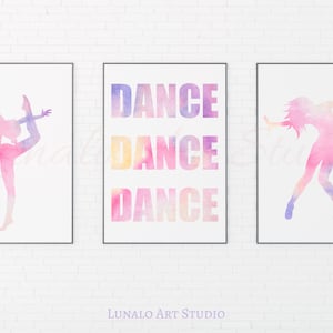 Op de afbeelding: Drie aquarelprints met dansers in verschillende poses. De middelste print heeft het woord "DANCE" drie keer herhaald in een verloop van roze, geel en paars.
